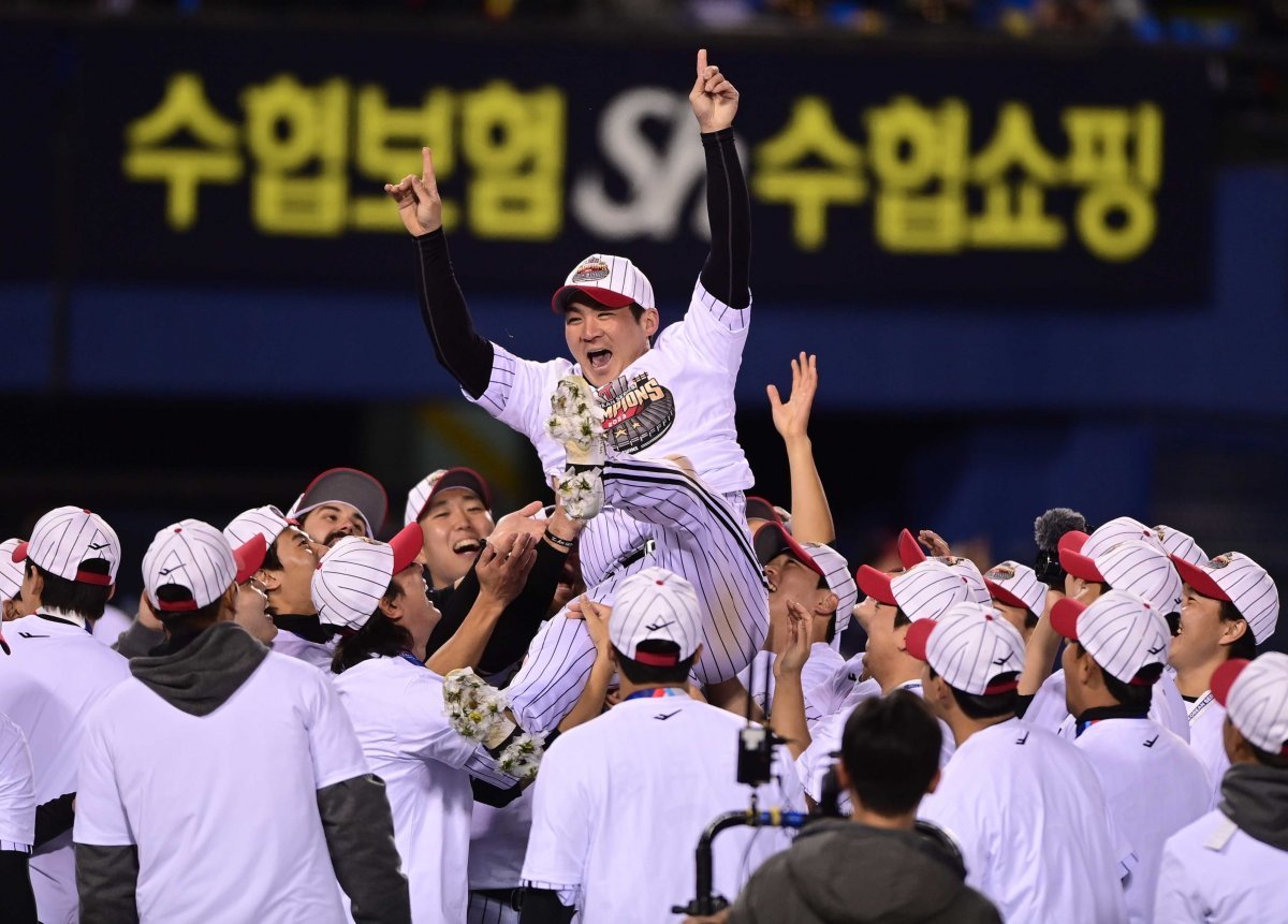 13일 서울 잠실야구장에서 열린 ‘2023 KBO 포스트시즌’ KT 위즈와 LG 트윈스의 한국시리즈 5차전 경기에서 6-2로 승리하며 통합 우승을 차지한 LG 오지환이 헬가래를 받고 있다. 잠실 | 주현희 기자 teth1147@donga.com