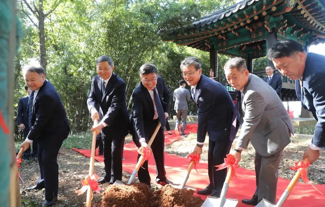 구례군 우호교류단이 최근 중국 지주시를 방문해 우정 나무를 심고 있는 모습. 사진제공ㅣ구례군