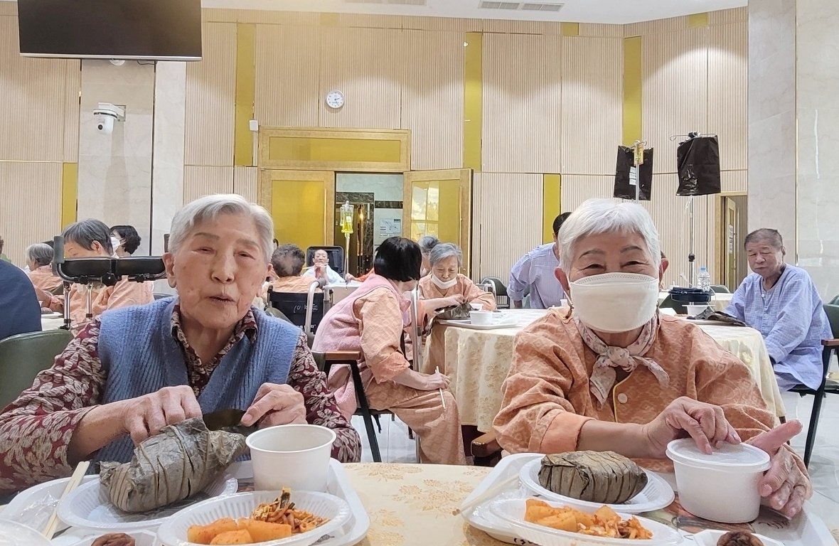 부산 온종합병원이 11월 환우의 날을 맞아 병동환자와 보호자를 대상으로 연잎밥을 제공한 가운데 환자와 보호자가 연잎밥을 먹고 있다. 사진제공ㅣ온종합병원