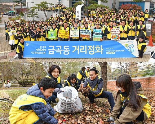 수원 권선구 매화공원, 물빛찬공원, 어울림공원 등 정화에 나선 하나님의 교회 신자들.(위), 수원 권선구 일대 공원 정화에 나선 한 가족이 즐겁게 낙엽을 주워 담고 있다. 사진제공 ｜ 하나님의교회 세계복음선교협회