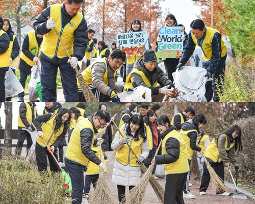 수원 권선구 일대 공원 낙엽을 청소하고 있는 하나님의 교회 사람들. 청년들이 직접 만들어온 환경보호 피켓도 눈에 띈다.(위), 이웃과 사회를 위한 낙엽 청소에 나선 하나님의 교회 신자들 덕분에 공원 곳곳이 깨끗해졌다. 사진제공 ｜ 하나님의교회 세계복음선교협회