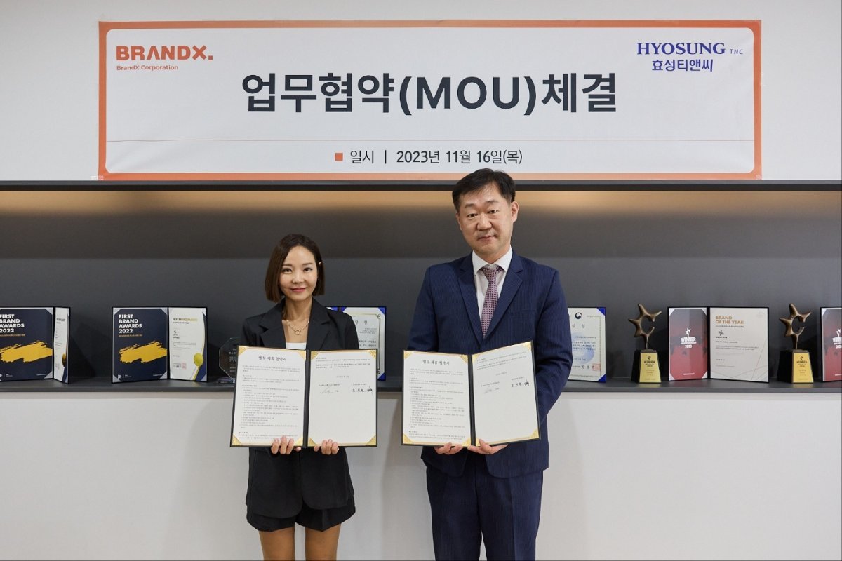 효성티앤씨와 젝시믹스가 효성티앤씨의 소취 기능 스판덱스 섬유인 크레오라 프레시 섬유 단독 공급에 대한 업무협약을 젝시믹스 본사에서
체결했다. 브랜드엑스코퍼레이션 이수연 대표, 효성티앤씨 글로벌 세일즈앤마케팅 총괄 임장규 상무(왼쪽부터).사진제공|효성티앤씨