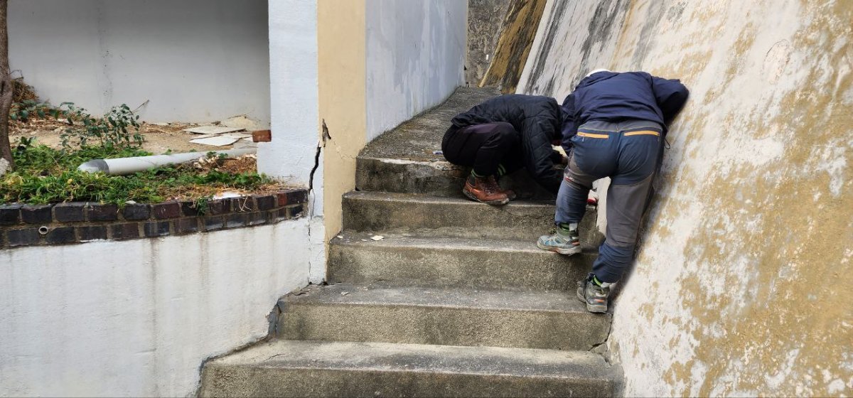 지난 23일 동원개발 건설 협력업체에서 벽의 크랙 정도를 점검하고 있다.