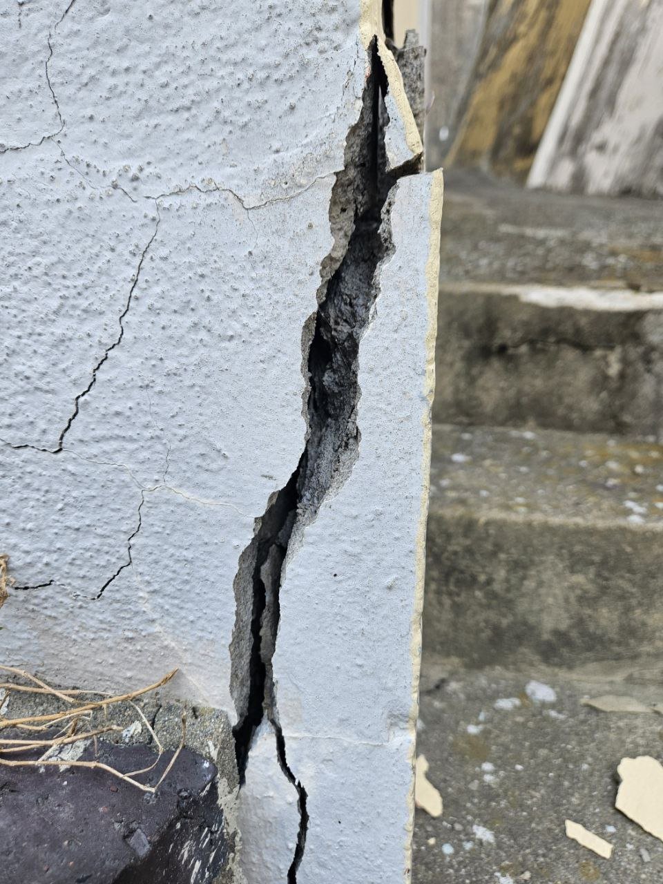 동원개발 신축 아파트 인근 아파트 외벽에 크랙이 가 있는 모습.