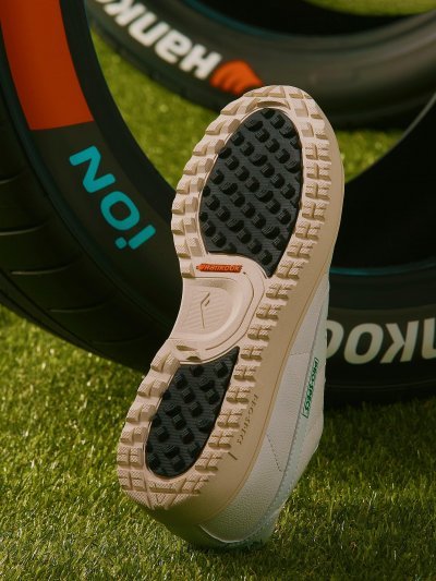 한국타이어가 스포츠 브랜드 ‘프로-스펙스’와 협업해 선보인 스파이크리스 골프화 ‘그랜드슬램 82 HK’. 사진제공 | 한국타이어