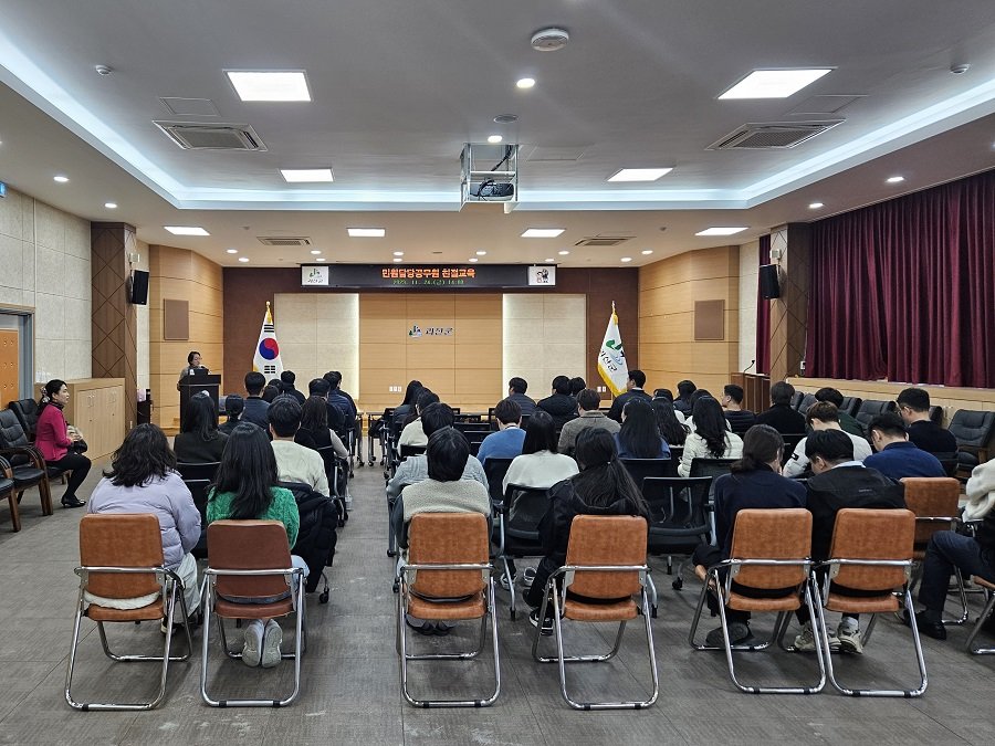 송인헌 충북 괴산군수는 24일 공직자 친절마인드 함양을 위한 직원 친절 교육을 실시했다. 사진｜괴산군