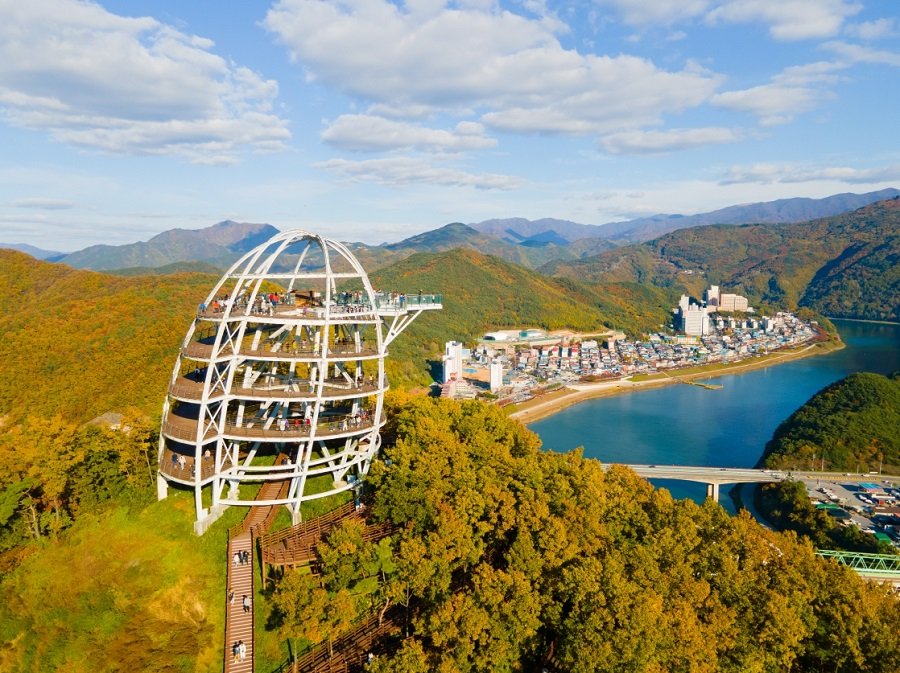 대한민국 관광 1번지로 알려진 아름다운 고장 단양은 초겨울 산고수청(山高水淸)을 렌즈에 담으려는 사진작가와 관광객들의 발걸음으로 북적거린다. 사진｜단양군