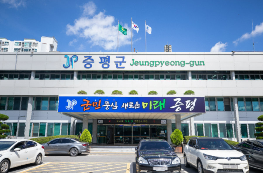 이재영 증평군수는 지난 23일 서원대학교에서 열린 석사학위 논문 발표회에서 ‘증평인삼’의 역사성과 우수성을 알리기 위해 화상으로 간담회에 참여했다. 사진제공ㅣ증평군