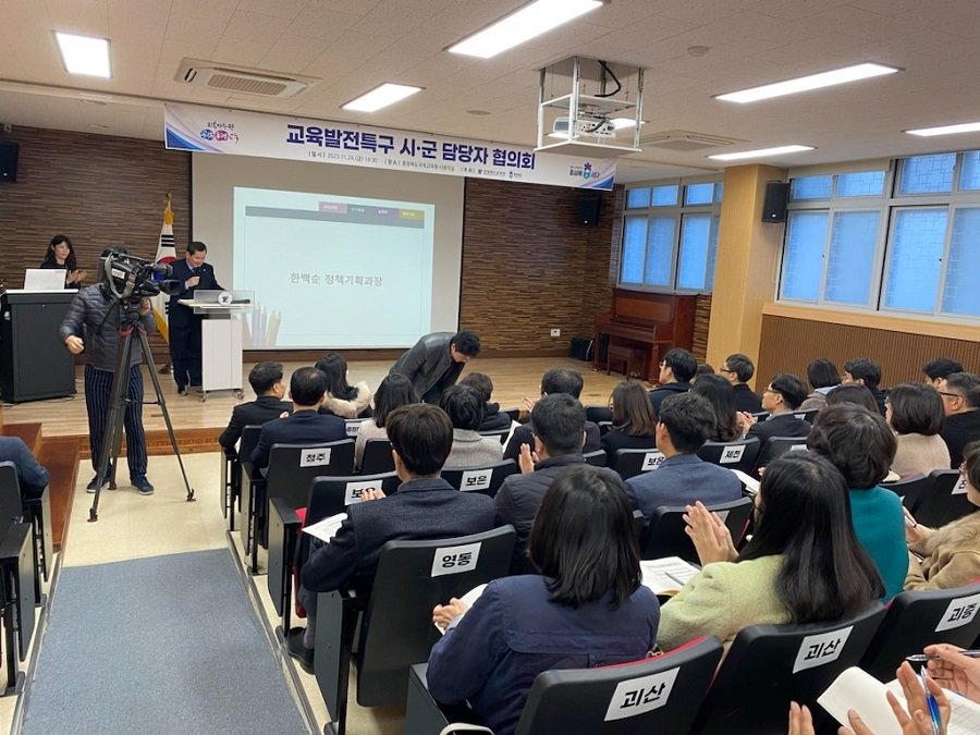 윤건영 충청북도교육청 교육감이 김영환 충청북도 도지사와 협력해 ‘교육발전특구’ 시범사업 공모 신청 준비에 본격적으로 돌입한다. 사진제공ㅣ충북교육청