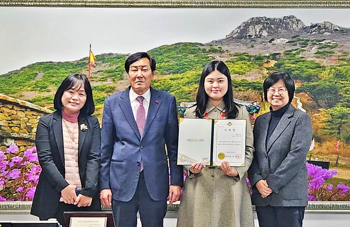 부산 금정구가 구 제1호 역학조사관을 임명한 가운데 김재윤 구청장(왼쪽 두 번째)이 안혜지 역학조사관(왼쪽 세 번째) 및 관계자들과 기념촬영을 하고 있다. 사진제공ㅣ부산 금정구