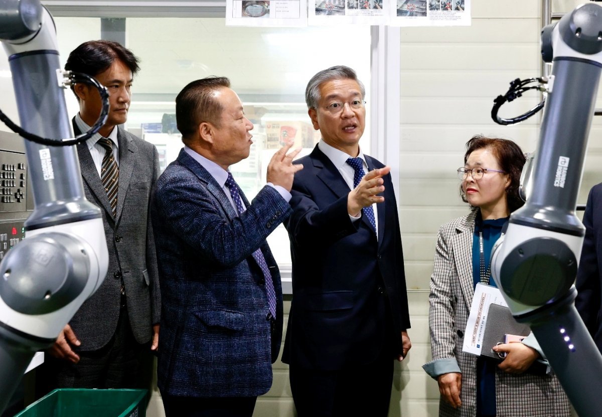 김종호 기보 이사장(왼쪽 세 번째)이 지난 23일 ㈜에스티에스로보테크를 방문해 애로사항을 청취하고 있다. 사진제공ㅣ기술보증기금