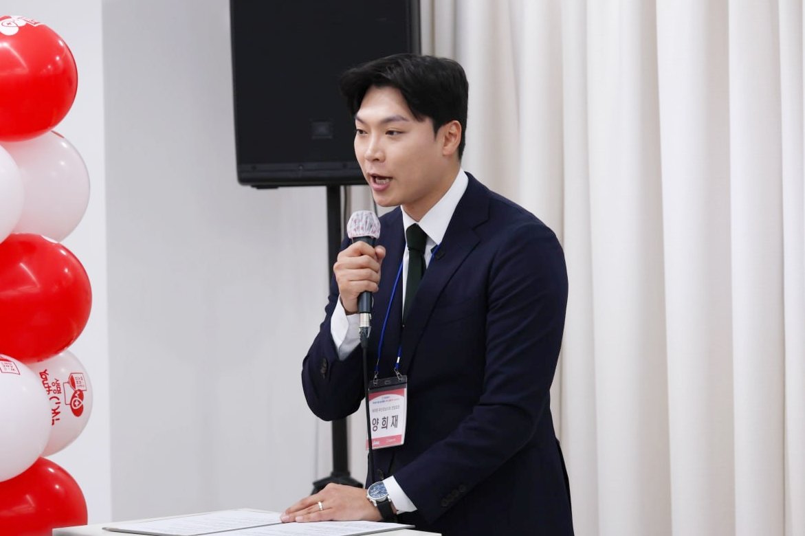 위아원 부산경남지역연합회가 지난 23일 ‘위아레드 생명나눔 캠페인 2023 생명 ON YOUTH ON 헌혈종료식’을 개최한 가운데 양희재 위아원 부산서부지역연합회장이 캠페인을 마친 소감을 말하고 있다. 사진제공ㅣ위아원 부산경남지역연합회