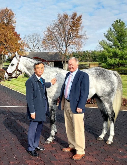 한국마사회 정기환 회장(왼쪽), 씨수말 닉스고, 테일러 메이드 목장 벤 테일러 대표