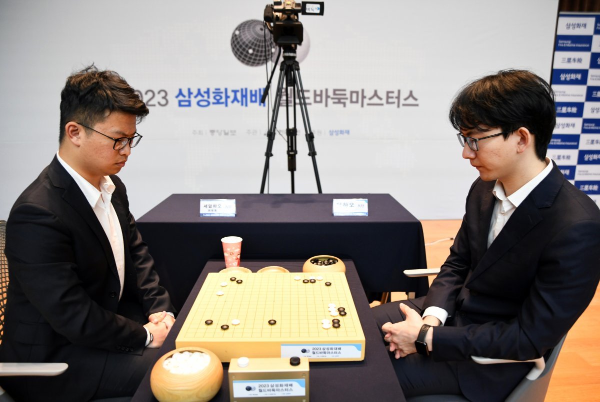 25일 열린 결승3번기 1국. 셰얼하오(왼쪽)와 딩하오가 신중하게 포석을 하고 있다. 사진제공|한국기원