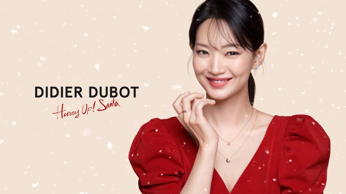 ‘2023 홀리데이 셀렉션’을 선보이고 있는 디디에 두보 모델 신민아.