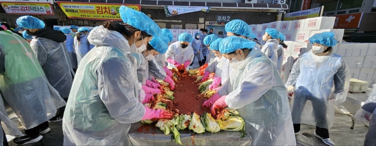 국제의료봉사단체 그린닥터스재단과 부산 온병원그룹이 지난 23일 부산진구 온종합병원에서 지역의 어려운 이웃들을 위해 김장을 하고 있다. 사진제공ㅣ그린닥터스