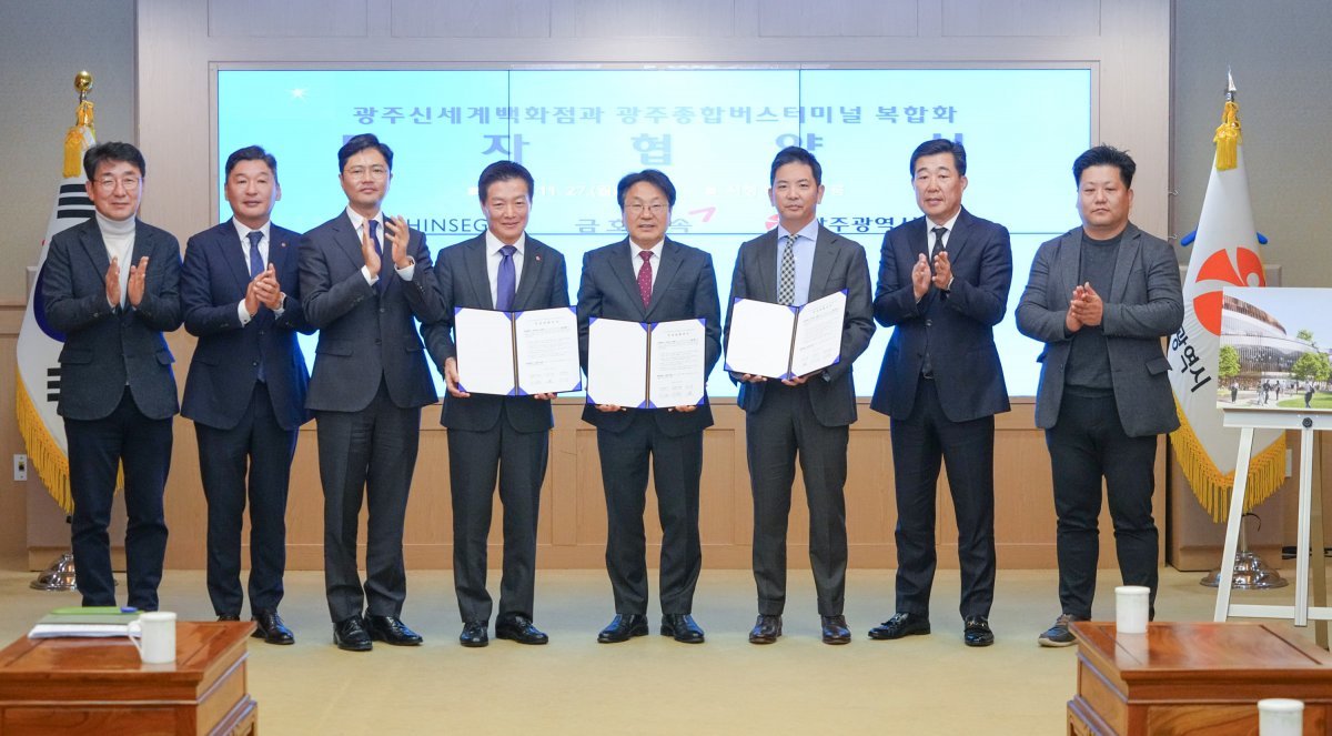 강기정 광주광역시장(가운데)이 27일 오전 시청 비즈니스룸에서 ㈜신세계 박주형 대표이사(왼쪽), 박세창 금호그룹 사장(오른쪽)과 광주종합버스터미널 복합화를 위한 투자협약을 체결하고 있다. 사진제공ㅣ광주광역시