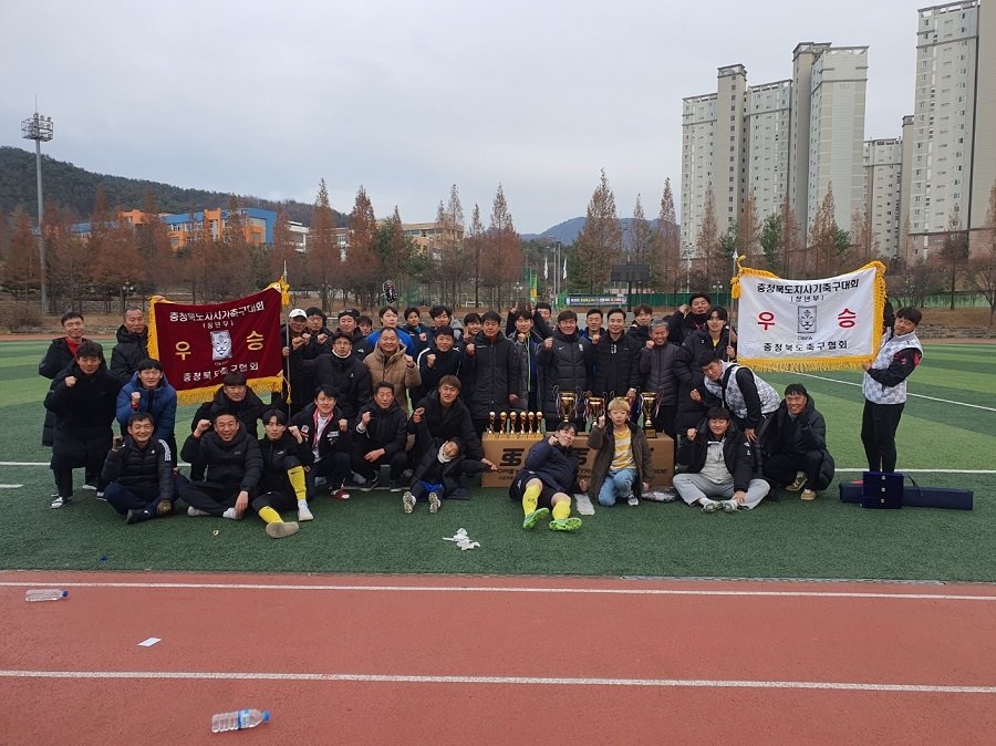 충주시 대표팀이 33회 충청북도지사기 생활체육 축구대회서 종합우승을 차지했다. 사진제공ㅣ충주시