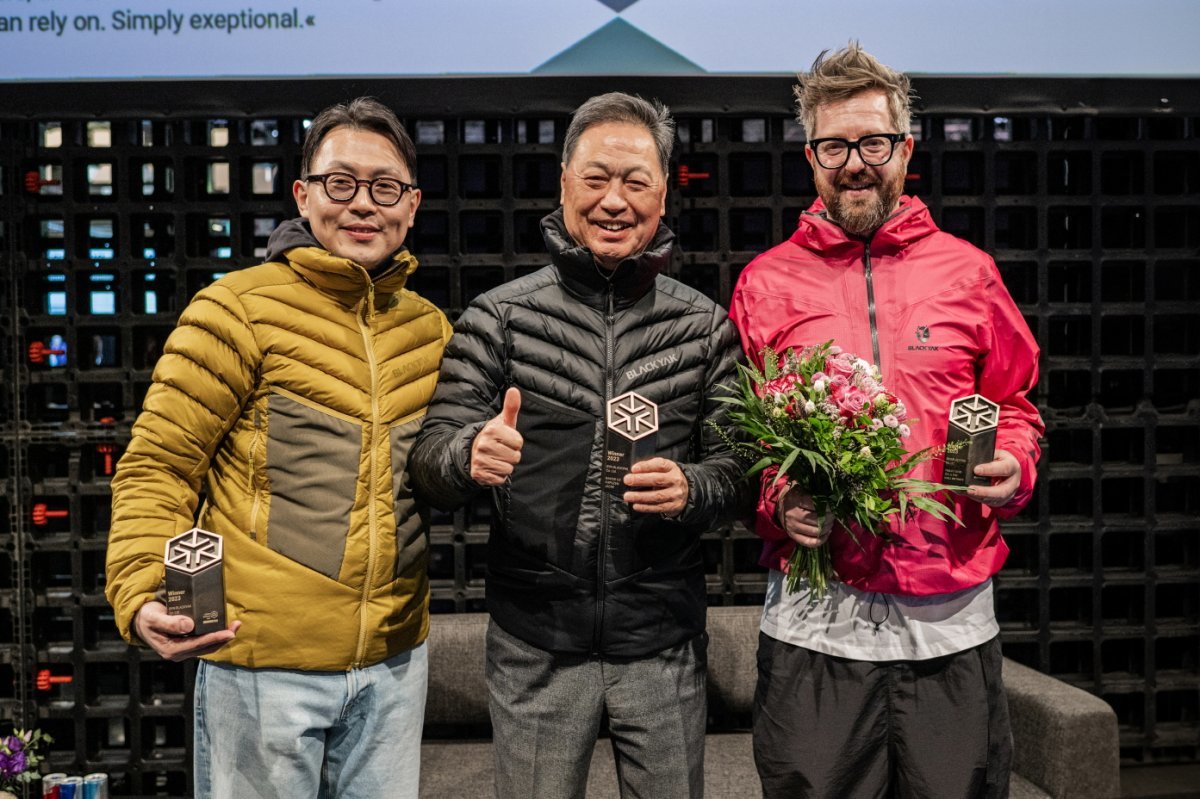 수상 후 포즈를 취한 BYN블랙야크그룹 강준석 부사장, 강태선 회장, 막스 밀리언노츠 유럽 총괄 이사(왼쪽부터).