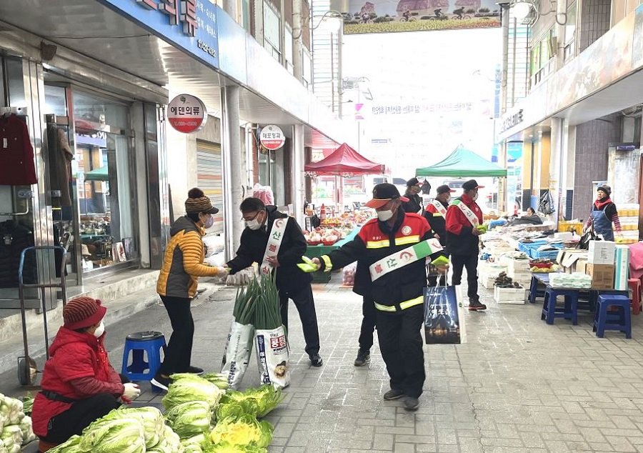 단양군 매포읍은 가을철 산불방지를 위해 산불감시원과 진화대원, 시장상인회, 공무원 등 60여 명이 참여해 산불 예방 캠페인을 벌였다. 사진제공ㅣ단양군청