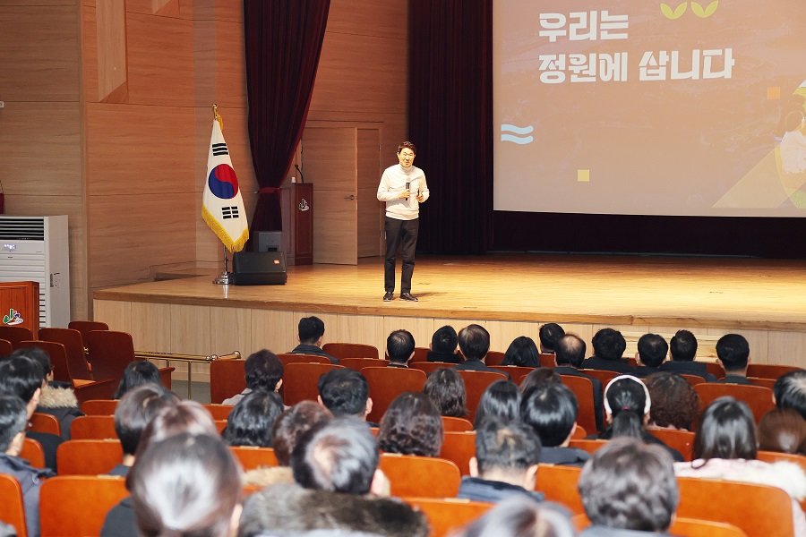 송인헌 충북 괴산군수가 지난 30일 괴산문화예술회관에서 노관규 순천시장을 초청해 ‘우리는 정원에서 미래로 갑니다’라는 주제로 특강을 실시했다. 사진제공ㅣ괴산군청