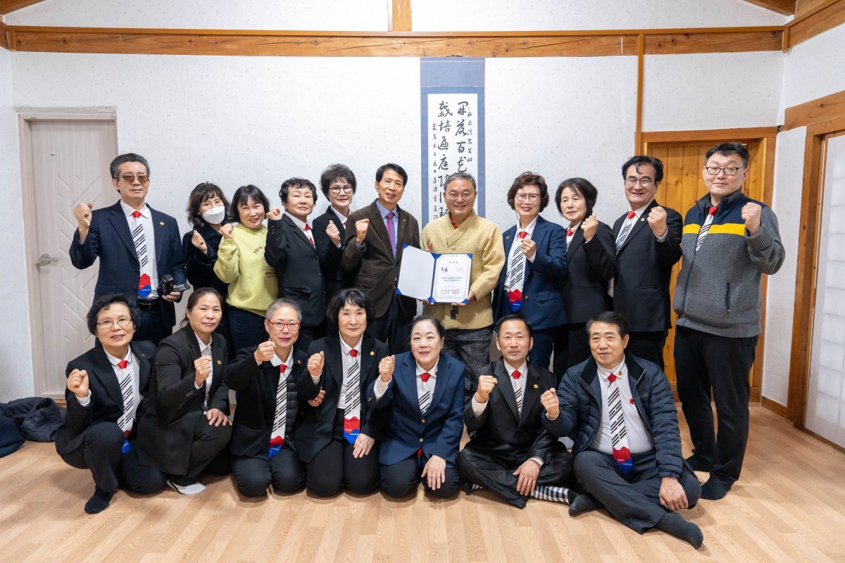 11월 29일 충청남도 청양군 운곡면 한궁체인지산방에서 열린 서울특별시한궁협회 신임 회장 선임식에 자리한 허광 세계한궁협회 총재, 강석재 서울특별시한궁협회 신임 회장 및 관계자들