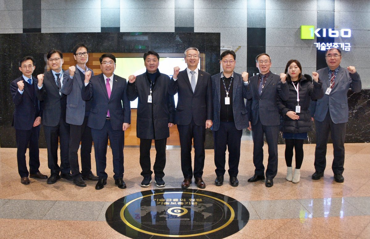 부산 남구가 문현금융단지 내 기술보증기금 본점을 방문해 ‘기업 상생 현장 방문’의 시간을 가진 가운데 오은택 구청장(왼쪽 다섯 번째)과 김종호 이사장(왼쪽 여섯 번째)이 관계자들과 기념촬영을 하고 있다. 사진제공ㅣ부산 남구