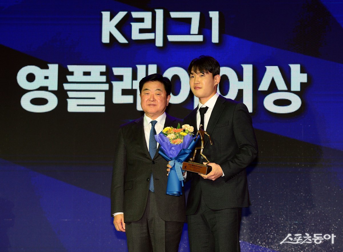 4일 서울 송파구 롯데호텔 월드에서 ‘2023 하나원큐 K리그 대상’ 시상식이 열렸다. K리그1 영플레이어상을 수상한 정호연(광주FC)이 한국프로축구연맹 권오갑 총재와 기념촬영을 하고 있다. 김민성 기자 marineboy@donga.com