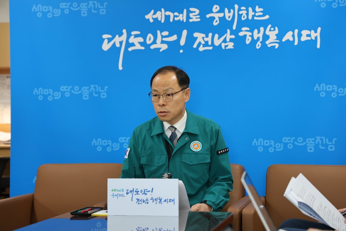 강효석 농축산식품국장이 5일 오전 도청에서 열린 기자간담회를 통해 고흥 육용오리 농장에서 H5형 조류인플루엔자 항원이 검출됨에 따라 확산 차단을 위해 총력을 기울이고 있다고 밝혔다. 사진ㅣ양은주 기자