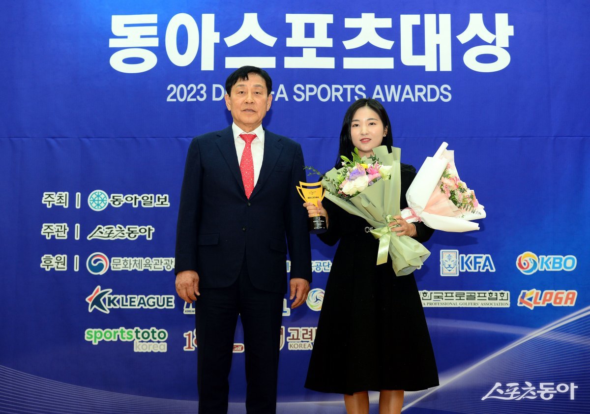 스포츠동아가 동아일보, 채널A와 공동으로 주최하고 국내 5대 프로스포츠(프로야구·프로축구·남녀프로농구·남녀프로배구·남녀프로골프) 종목별로 올 한해를 빛낸 최고의 선수를 선정하는 ‘2023 동아스포츠대상‘ 시상식이 5일 서울 성북구 고려대학교 백주년기념관에서 개최됐다. 여자프로골프 올해의 선수상을 수상한 이예원 프로(KB 금융그룹)가 김정태 KLPGA회장과 기념촬영을 하고 있다. 김민성 기자 marineboy@donga.com