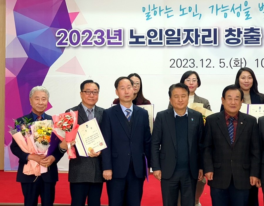 지난 5일 보은군이 충북도청 대회의실에셔 열린 2023년 노인 일자리 창출 우수기관 시상식에서 ‘우수기관’ 표창과 사업비 5,000만원의 인센티브를 받았다. 사진제공ㅣ보은군청