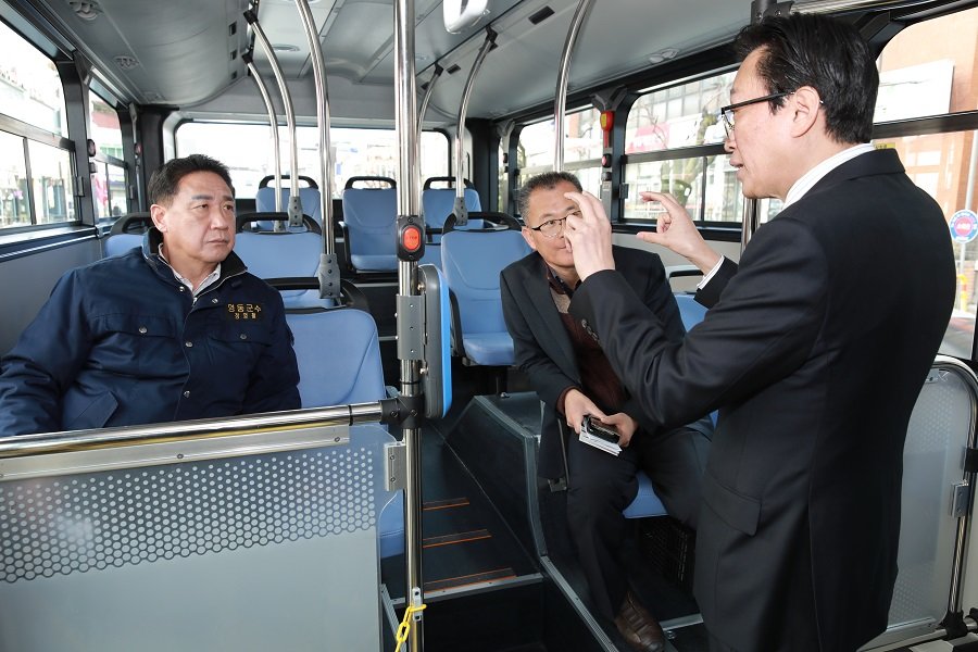 충북 영동군이 영동읍 공공거점 순환버스 노선을 전기 저상버스로 운행한다. 사진제공ㅣ영동군청