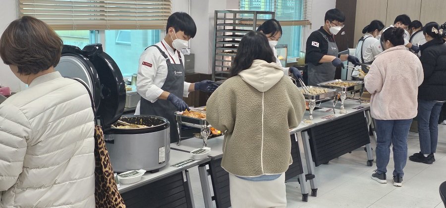 지난 6일 충북교육청이 옥천지역을 시작으로 ‘수요자 중심 아침 간편식 제공’ 사업의 원활한 추진을 위해 아침 간편식 시식회를 가졌다. 사진제공ㅣ충북교육청