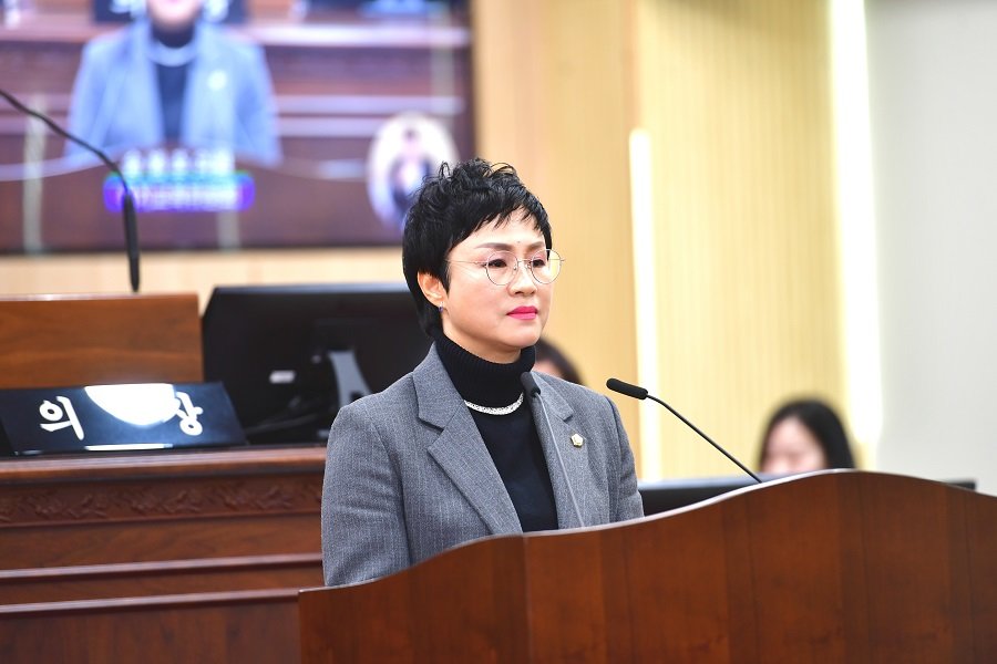 지난 8일 청주시의회 복지교육위원회 송병호 의원이 제83회 정례회 제3차 본회의에서 수어 통역 전문인력 양성과 확대 배치를 촉구하는 5분 발언을 했다. 사진제공ㅣ청주시의회