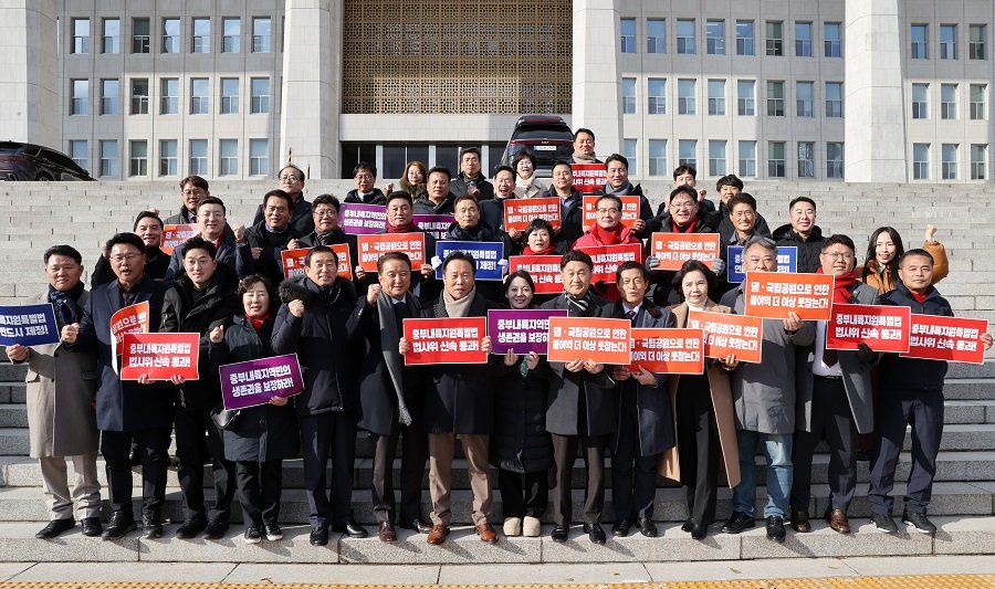 지난 28일 충북도의회 의원들이 국회에서 열린 특별법 연내 제정 촉구 결의대회에 참석했다. 사진제공ㅣ충북도의회