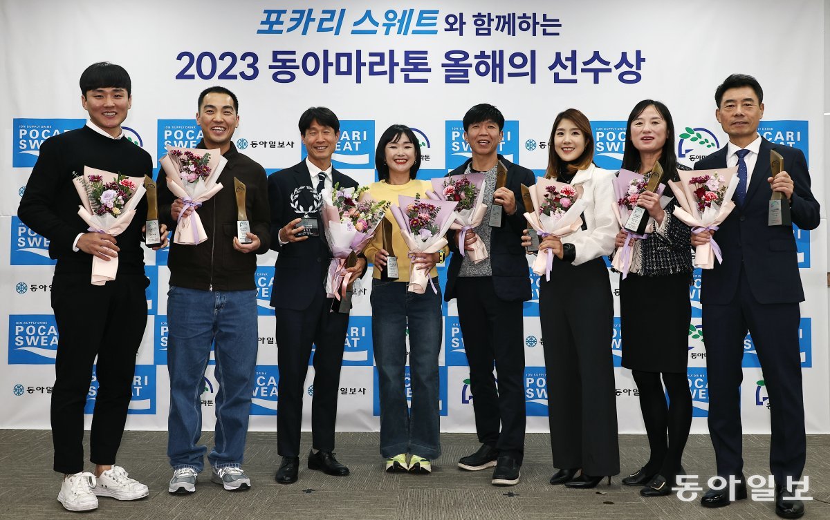 2023 동아마라톤 올해의 선수상 시상식이 12일 서울 서대문구 동아일보 충정로사옥에서 열렸다. 올해의 선수상을 수상한 박한두솔,
 안현태, 최진수, 박천순, 김용범, 김하나, 이윤화, 이광열 씨(왼쪽부터)가 포즈를 취하고 있다. 양회성 동아일보 기자 
yohan@donga.com