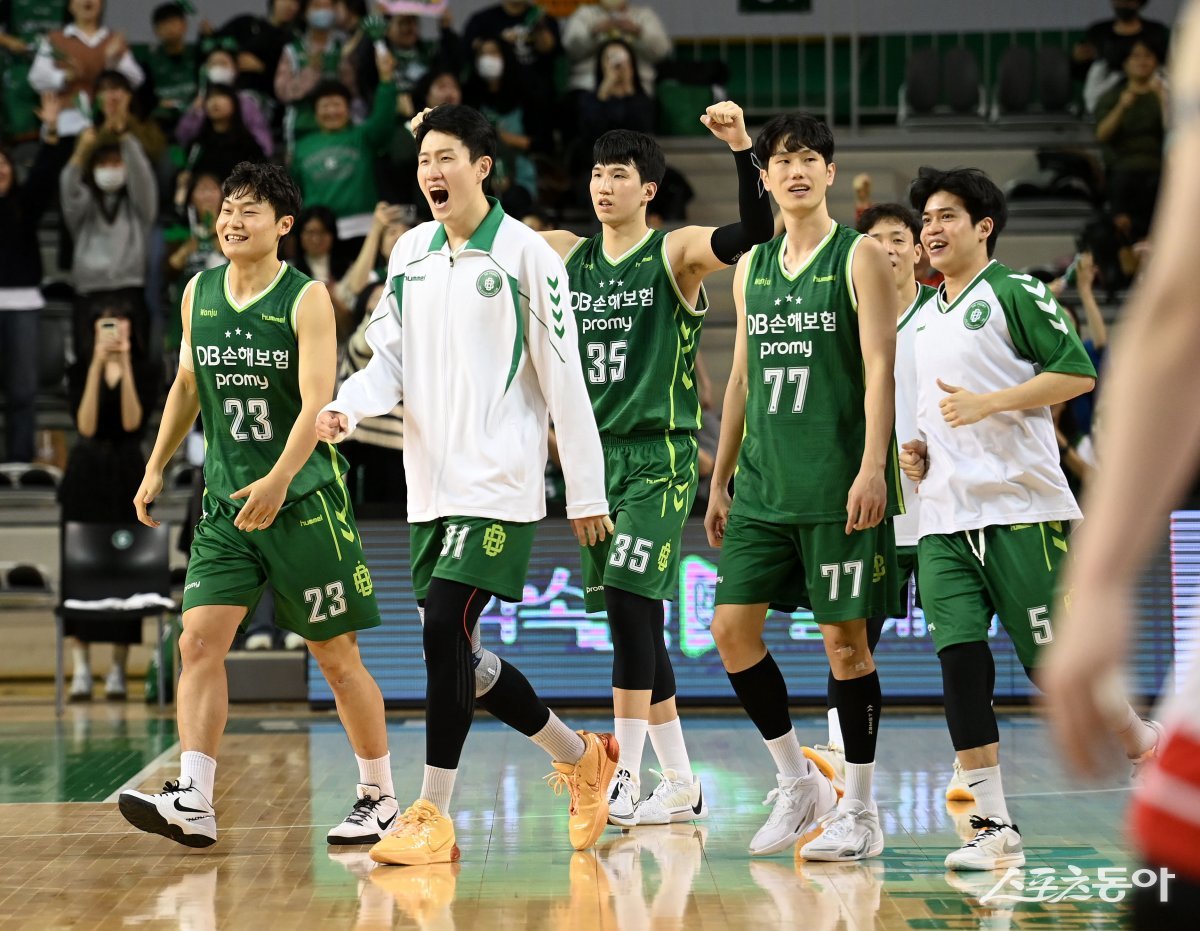 12일 원주종합체육관에서 열린 ‘2023-2024 프로농구’ DB와 SK 경기에서 91-82 승리를 거둔 DB 선수들이 기뻐하고 있다. 원주 | 김종원 기자 won@donga.com