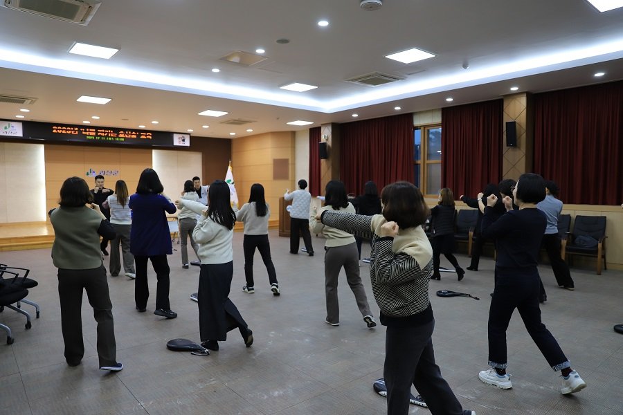 지난 11일 군청 대회의실에서 성평등 조직문화를 조성하기 위해 전 직원을 대상으로 ‘나를 지키는 호신술’ 교육을 했다. 사진제공ㅣ괴산군청