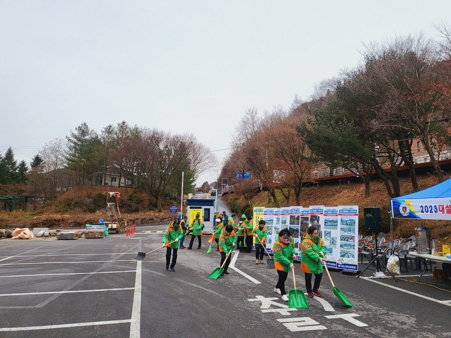 지난 12일 단양군이 단양읍 고수동굴 제2주차장에서 겨울철 자연재난 대응 특화 훈련을 실시했다. 사진제공ㅣ단양군청