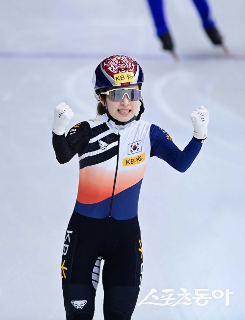 17일 서울 목동종합운동장 목동아이스링크에서 열린 ‘2023-2024 국제빙상연맹(ISU) 쇼트트랙 월드컵’ 4차 대회에서 여자 1500m 결승전에 출전한 한국 김길리가 금메달을 확정지은 후 기뻐하고 있다. 목동 | 주현희 기자 teth1147@donga.com
