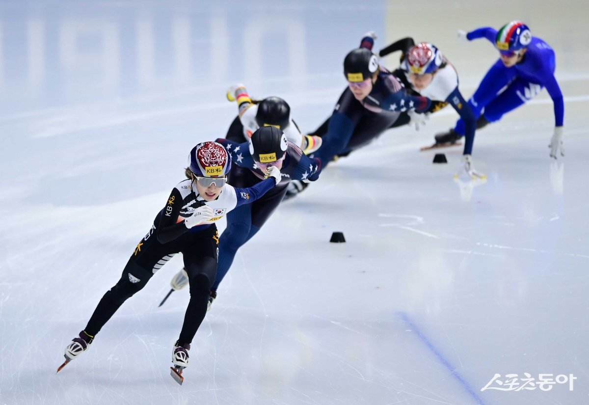 17일 서울 목동종합운동장 목동아이스링크에서 열린 ‘2023-2024 국제빙상연맹(ISU) 쇼트트랙 월드컵’ 4차 대회에서 여자 1500m 결승전에 출전한 한국 김길리가 질주하고 있다. 목동 | 주현희 기자 teth1147@donga.com