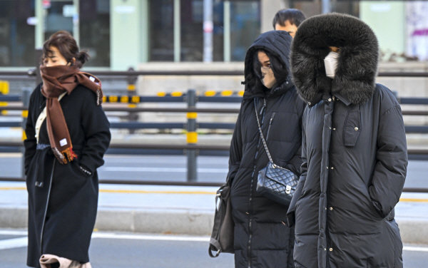 시민이 겨울바람을 맞으며 이동하고 있다.