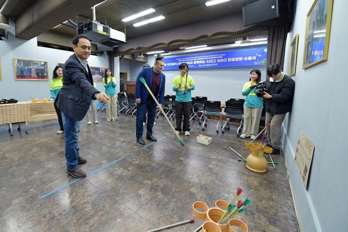 수료식 후 이어진 문화행사에서 우즈베키스탄 외교관들이 투호놀이(사진), 달고나 만들기, 딱지치기 등 한국 전통문화를 체험했다. 대사관 측에서도 우즈베키스탄의 전통음식 플로프를 대접해 훈훈한 정을 이어갔다.