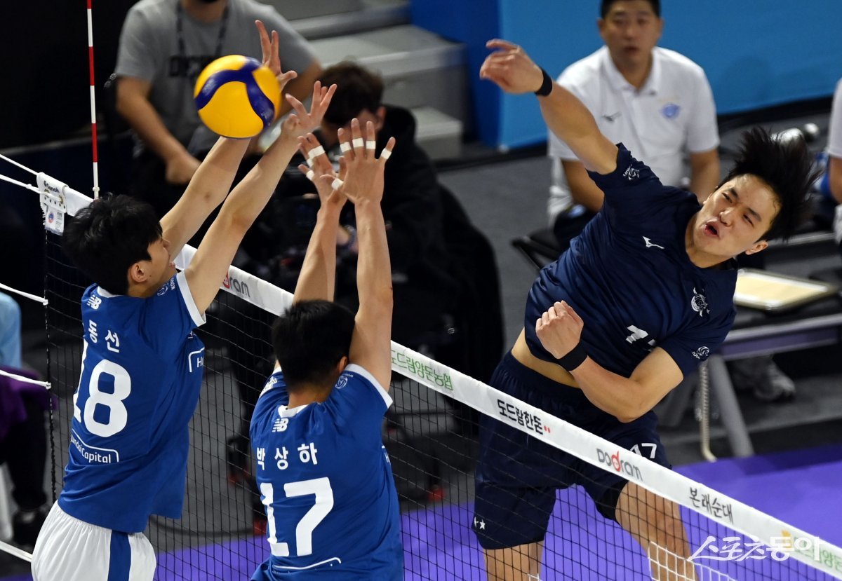 17일 인천 계양체육관에서 ‘2023-2024 도드람 V리그‘ 인천 대한항공과 천안 현대캐피탈의 남자부 경기가 열렸다. 대한항공 임동혁이 현대캐피탈 블로커를 피해 스파이크를 날리고 있다. 인천 | 김민성 기자 marineboy@donga.com