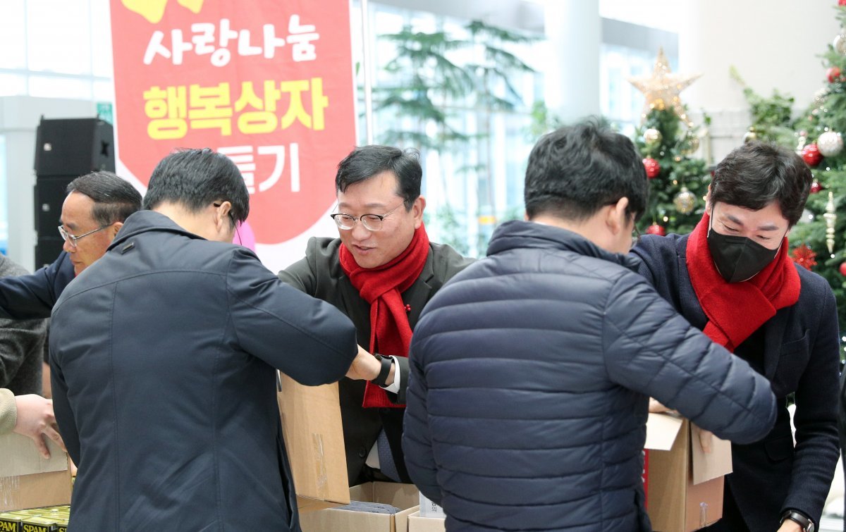 26일 전남도청 윤선도홀에서 열린 사랑나눔 행복상자 만들기 행사. 사진제공ㅣ전남도