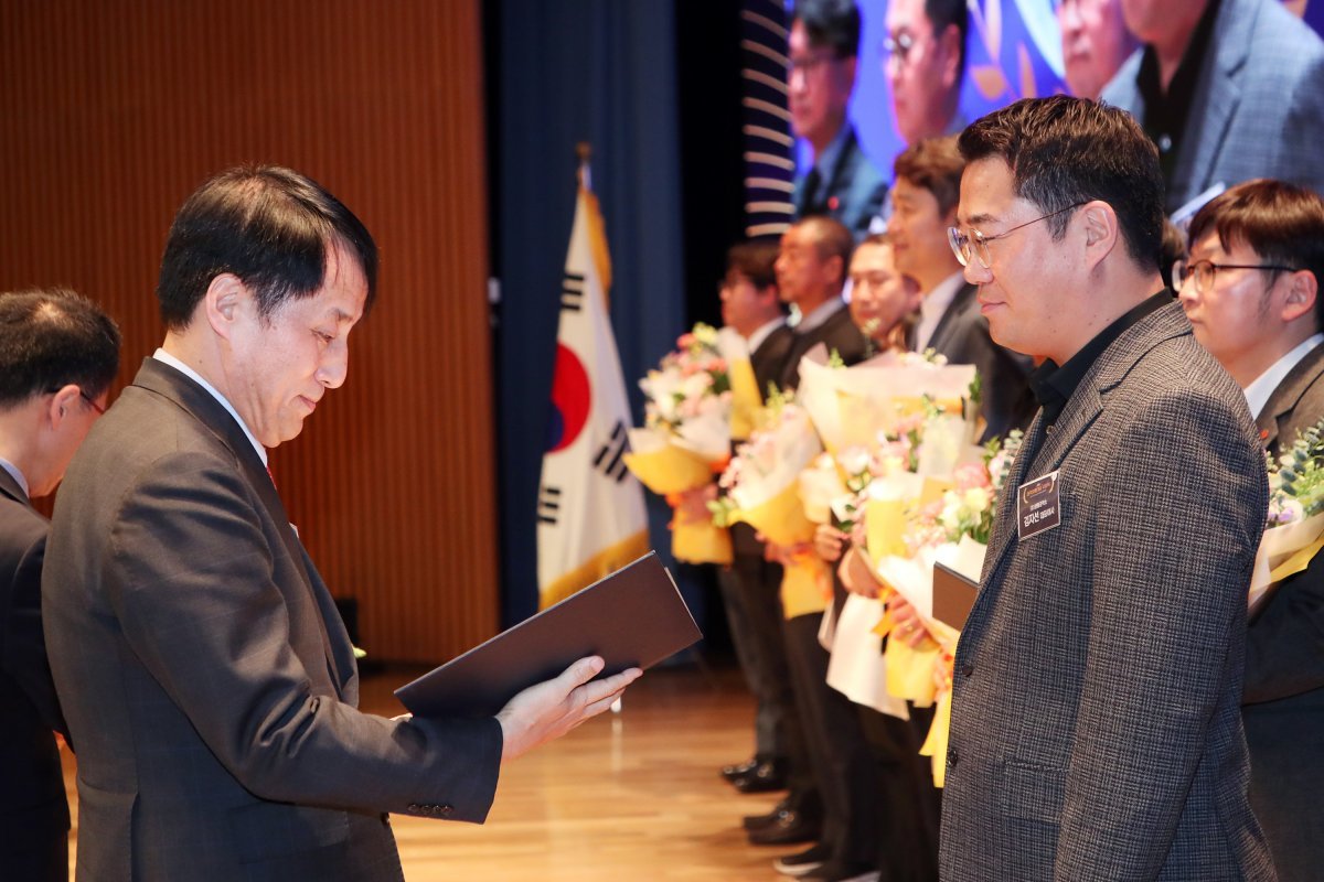 장영진 산업통상자원부 1차관(왼쪽)과 김지선 생활공작소 대표. 사진제공 ㅣ생활공작소