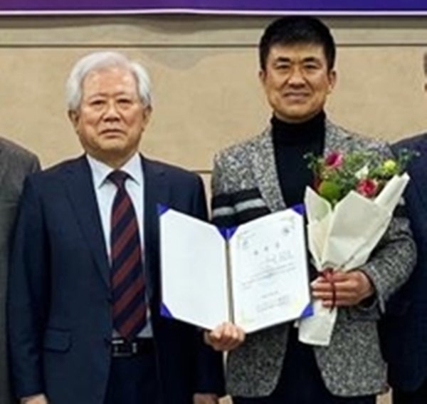 대한복싱협회 오진학 선거관리위원장(왼쪽)이 최찬웅 제23대 회장 당선인에게 당선증을 교부한 뒤, 관계자들과 기념사진을 촬영하고 있다. 사진제공｜대한복싱협회