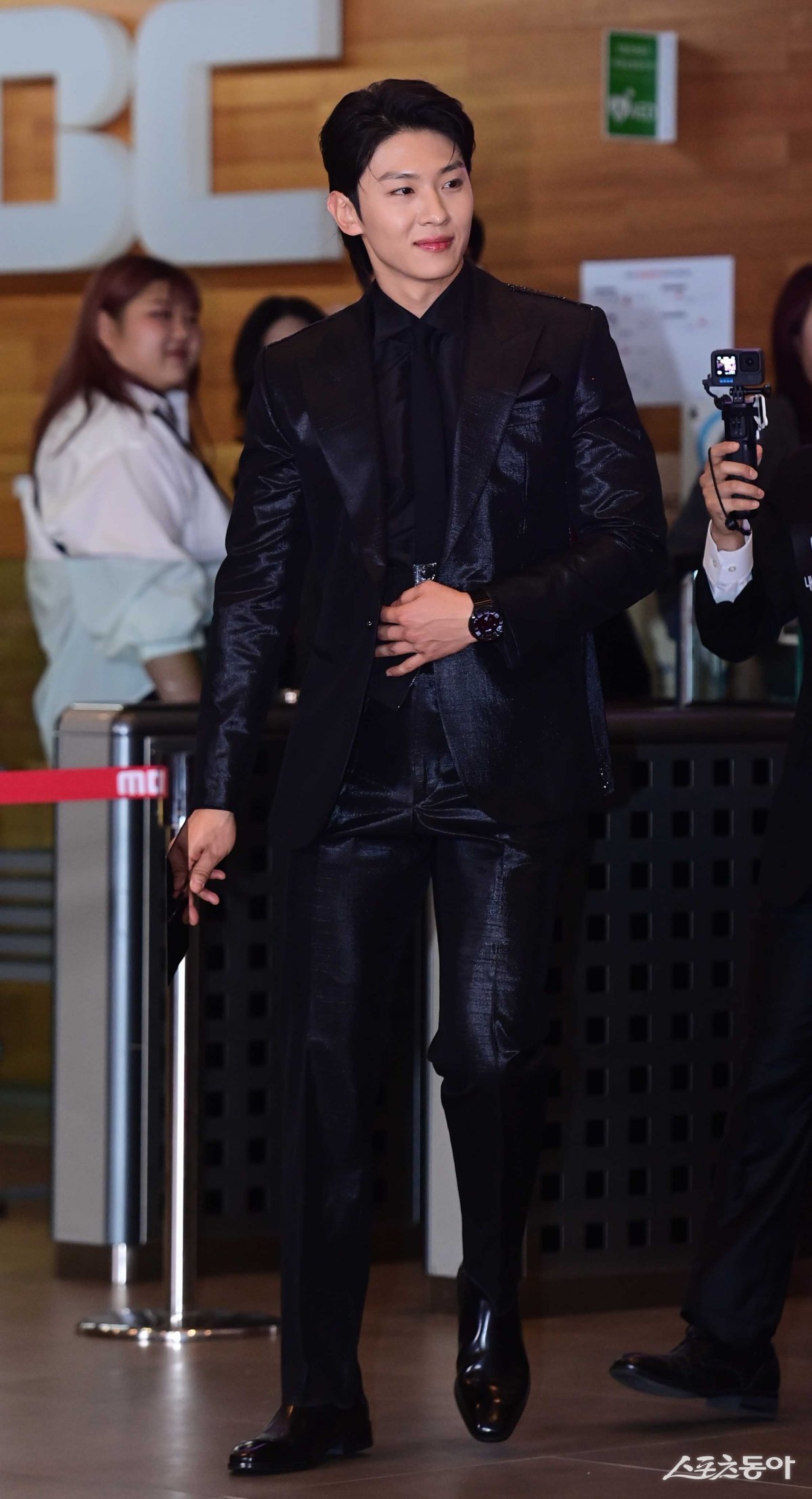 방송인 덱스가 29일 서울 마포구 상암동 MBC미디어센터에서 열린 ‘2023 MBC 방송연예대상’ 포토월 무대에 오르고 있다. 주현희 기자 teth1147@donga.com