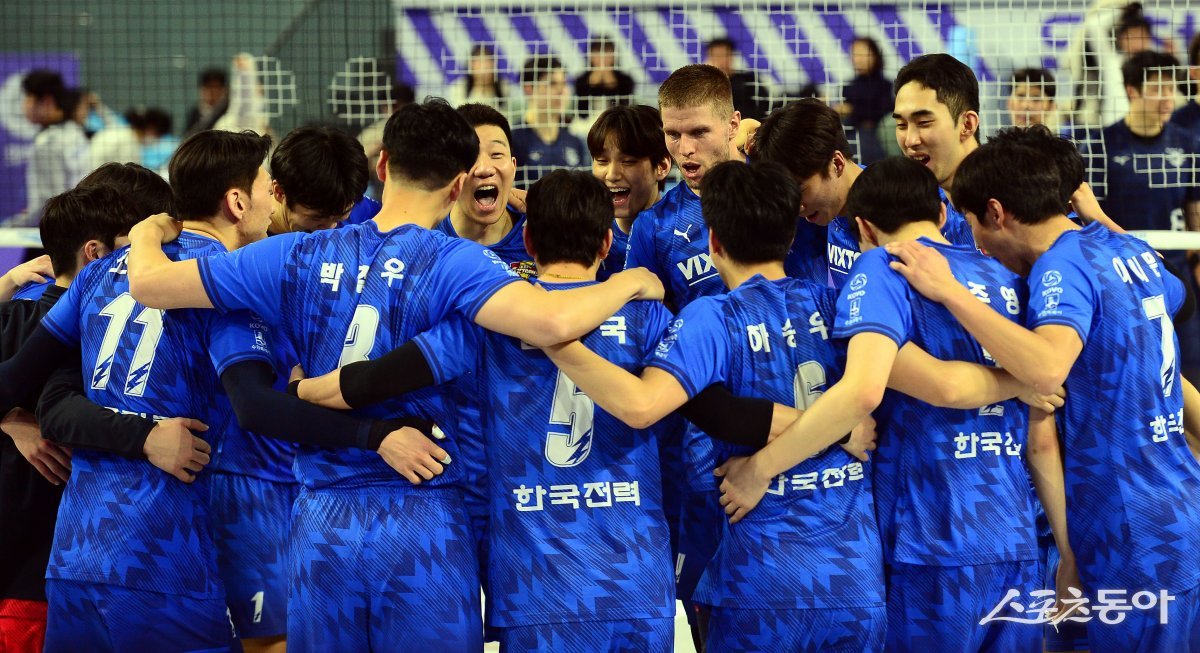 1일 인천 계양체육관에서 '2023-2024 도드람 V리그' 인천 대한항공과 수원 한국전력의 남자부 경기가 열렸다. 한국전력이
대한항공을 상대로 세트스코어 3-2 승리한 후 선수들이 코트에서 기쁨을 나누고 있다. 인천 | 김민성 기자
marineboy@donga.com