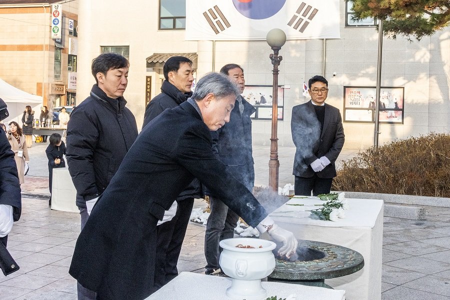 윤환 계양구청장이 새해 ‘3.1만세운동 기념탑’을 찾아 참배했다. 사진제공ㅣ인천 계양구청